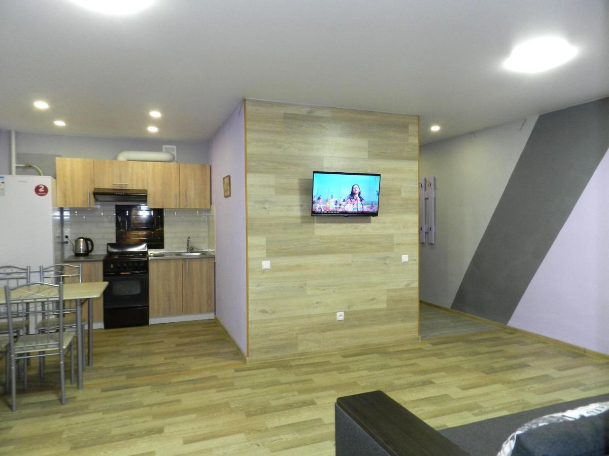 3-Room Apartment Near Inturist On Sobornyi Avenue 156, By Grandhome Zaporizhia ภายนอก รูปภาพ